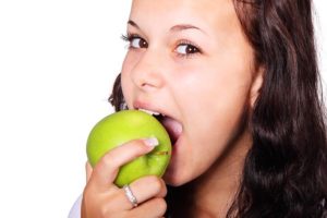 girl eating apple